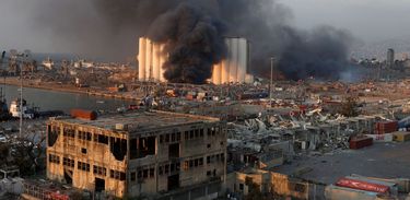 Fumaça escura sobe de local da explosão em Beirute; prédios em volta destruídos
