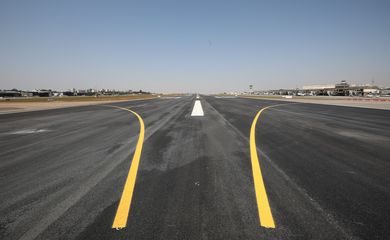 O presidente da República, Jair Bolsonaro, visita as obras de recuperação da pista principal do Aeroporto de Congonhas