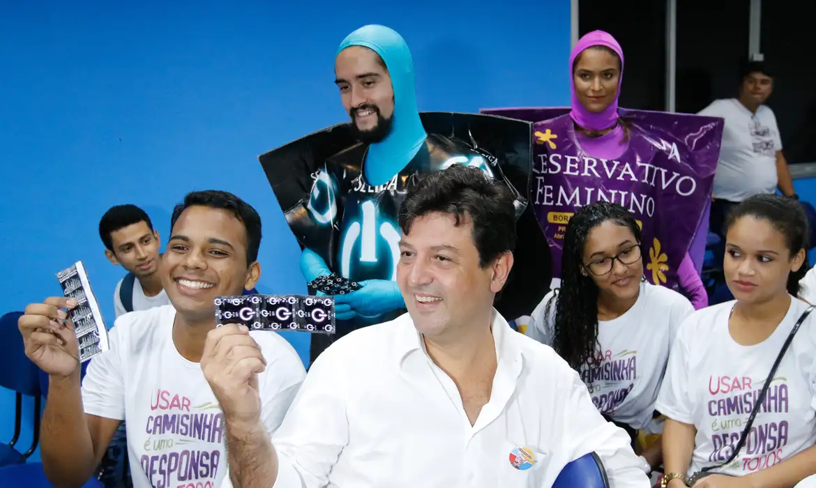  O ministro da Saúde, Luiz Henrique Mandetta, lança a campanha de prevenção às Infecções Sexualmente Transmissíveis (ISTs), com jovens na Rocinha
