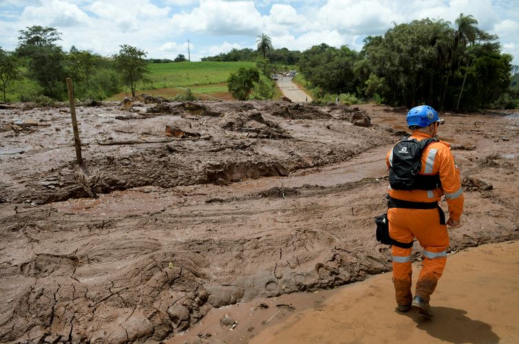 A rescue worker is seen after a dam, owned by Brazilian miner Vale SA, burst in Brumadinho, Brazil January 26, 2019. REUTERS/Washington Alves