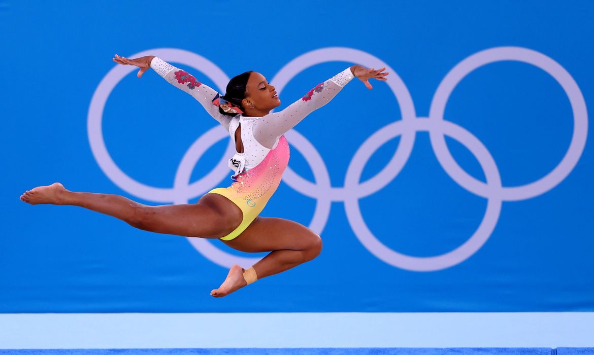Rebeca Andrade compete na final do solo na Olimpíada Tóquio 2020 - porta-bandeira