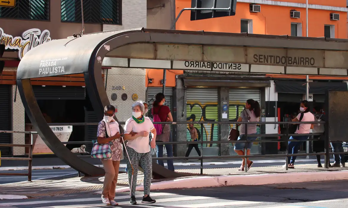 Pedestres utilizam máscaras de proteção contra covid-19 na rua da Consolação