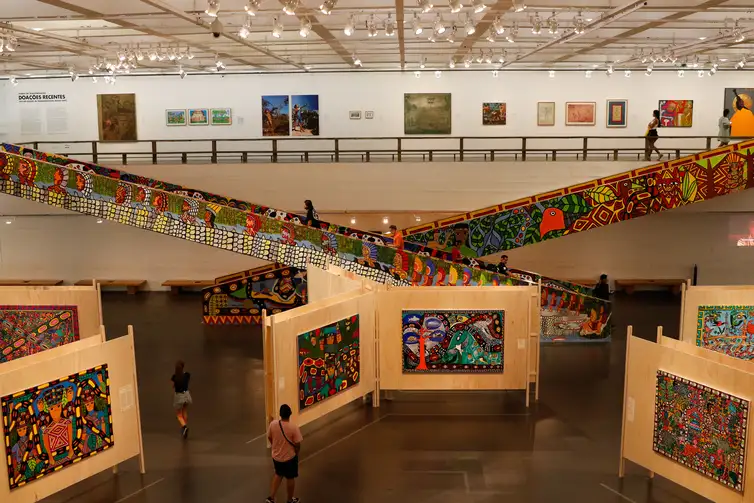 Fernando Frazão/Agência Brasil São Paulo (SP), 24/03/2023 - O Museu de Arte de São Paulo (Masp) recebe a exposição Mirações, do Movimento dos Artistas Huni Kuin - MAHKU, na programação anual dedicada às histórias indígenas. Foto: Fernando Frazão/Agência Brasil