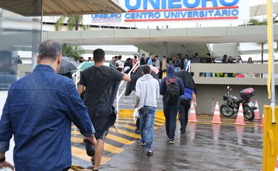 Estudantes chegam à faculdade Unieuro, em Brasília, para a realização da prova do Enade.