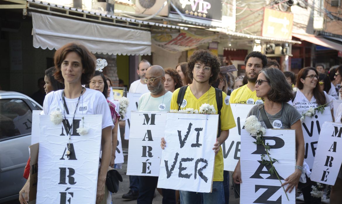 Rio de Janeiro - Manifestantes marcham contra a violência no Complexo da Maré (Tomaz Silva/Agência Brasil)