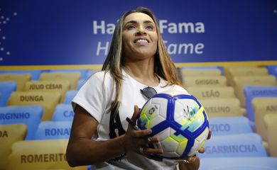 A jogadora de futebol Marta (Marta Vieira da Silva), atacante eleita melhor do mundo seis vezes pela Fifa, é a primeira mulher a entrar para o Hall da Fama do estádio do Maracanã, no Rio de Janeiro.