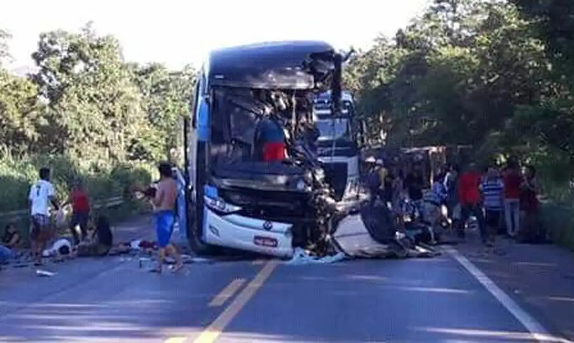 Acidente entre carro e ônibus e carreta na BR-020