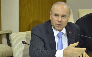 Brasília - O ministro Guido Mantega e integrantes da equipe econômica recebem empresários de empresas brasileiras para discutir a MP 627, que fez alterações na legislação tributária (Marcello Casal Jr/Agência Brasil)
