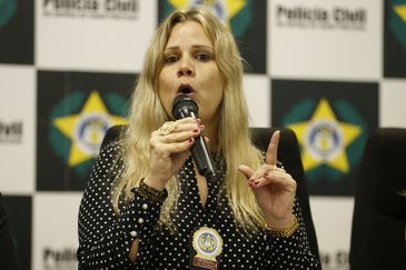 A delegada Gabriela Von Beauvais fala durante coletiva sobre a Operação em Defesa da Mulher, na Cidade da Polícia, na zona norte do Rio. 