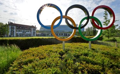 Anéis olímpicos na sede do COI em Lausanne