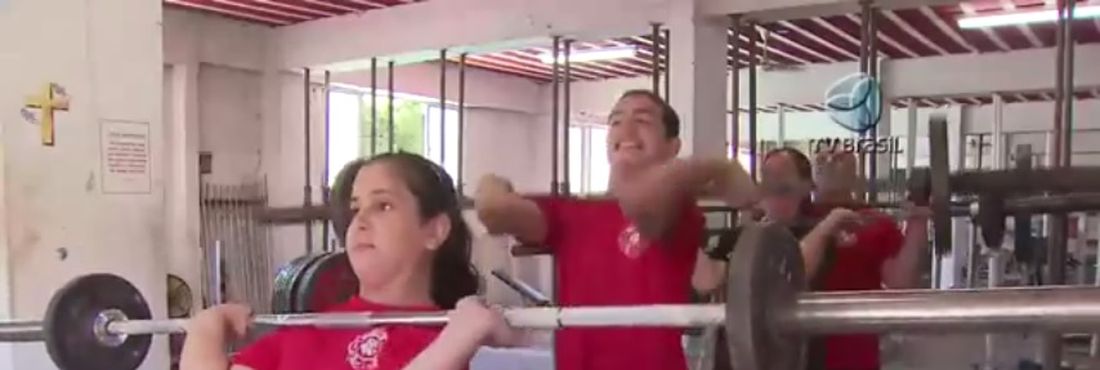 Pai, mãe, filho e filha são praticantes de levantamento de peso olímpico