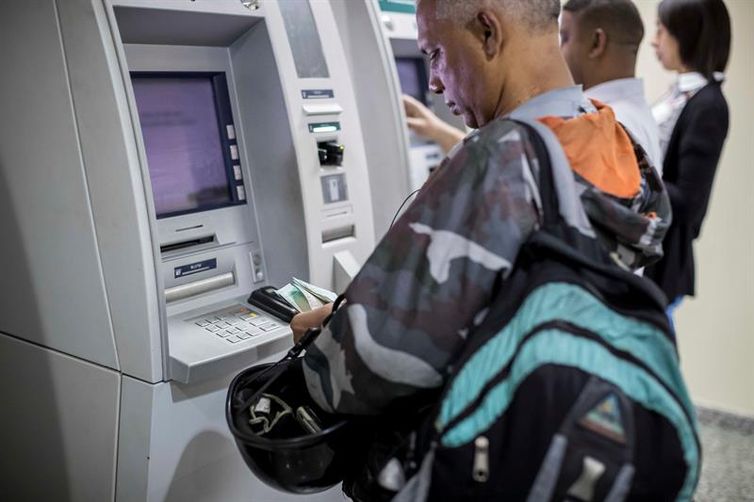 Venezuelanos foram aos caixas eletrônicos sacar a nova moeda, que começou a circular no país ontem
