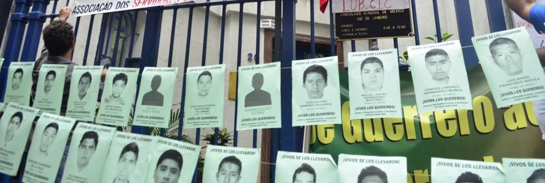 Manifestação em frente ao Consulado Mexicano para exigir que o governo do México investigue os responsáveis pelo desaparecimento de 43 estudantes