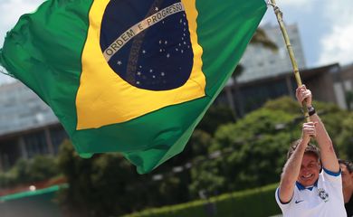 O presidente Jair Bolsonaro acompanhou, da área externa do Palácio do Planalto, em Brasília, a manifestação de apoiadores de seu governo, que está sendo realizada neste domingo (15) na capital federal e em outras cidades do país.