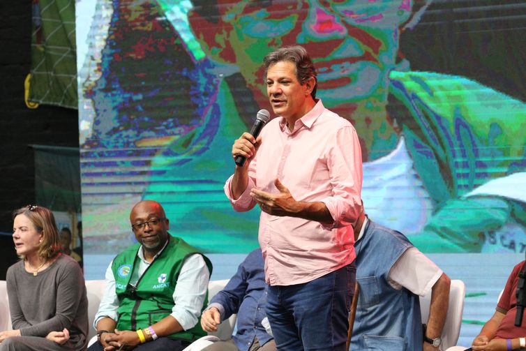 O futuro ministro da Fazenda, Fernando Haddad, participa da Expocatadores, evento de catadores de materiais recicláveis, realizado no Armazém do Campo, região central de São Paulo.
