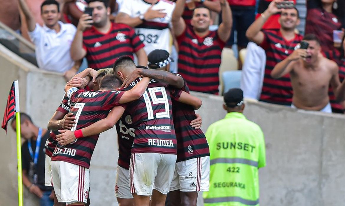 Flamengo bate o Corinthians por 4 a 1 e segue firme no topo da Série A