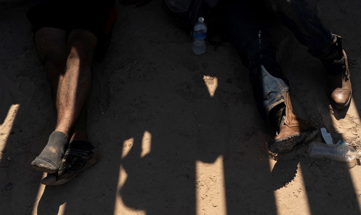 Migrantes em busca de asilo, principalmente da Venezuela e de Cuba, aguardam para serem transportados por agentes do Serviço de Alfândega e Proteção de Fronteiras dos EUA após cruzarem o Rio Grande para os EUA vindos do México
14/07/2022
REUTERS/Go Nakamura
