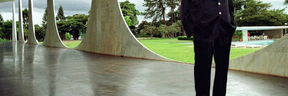 O arquiteto Oscar Niemeyer em uma de suas obras, o Palácio da Alvorada
