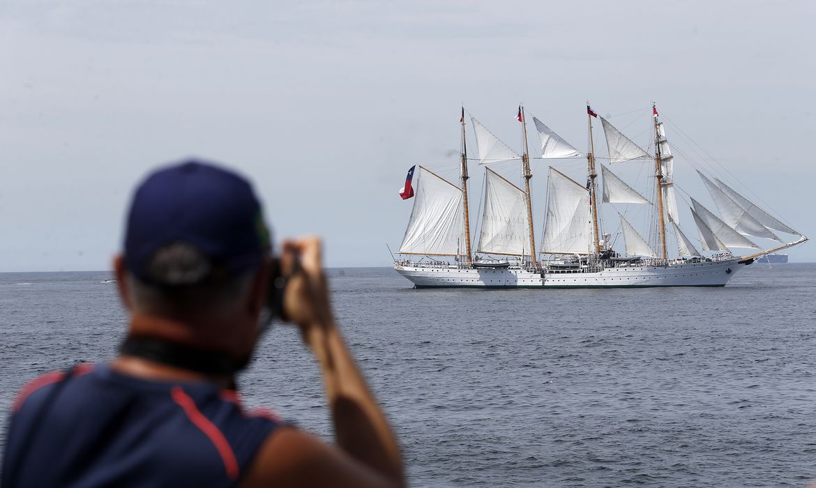 Rio de Janeiro - Veleiros do evento Velas Latinoamérica 2018 desfilam no encerramento da competição na orla da zona sul do Rio. (Tomaz Silva/Agência Brasil)