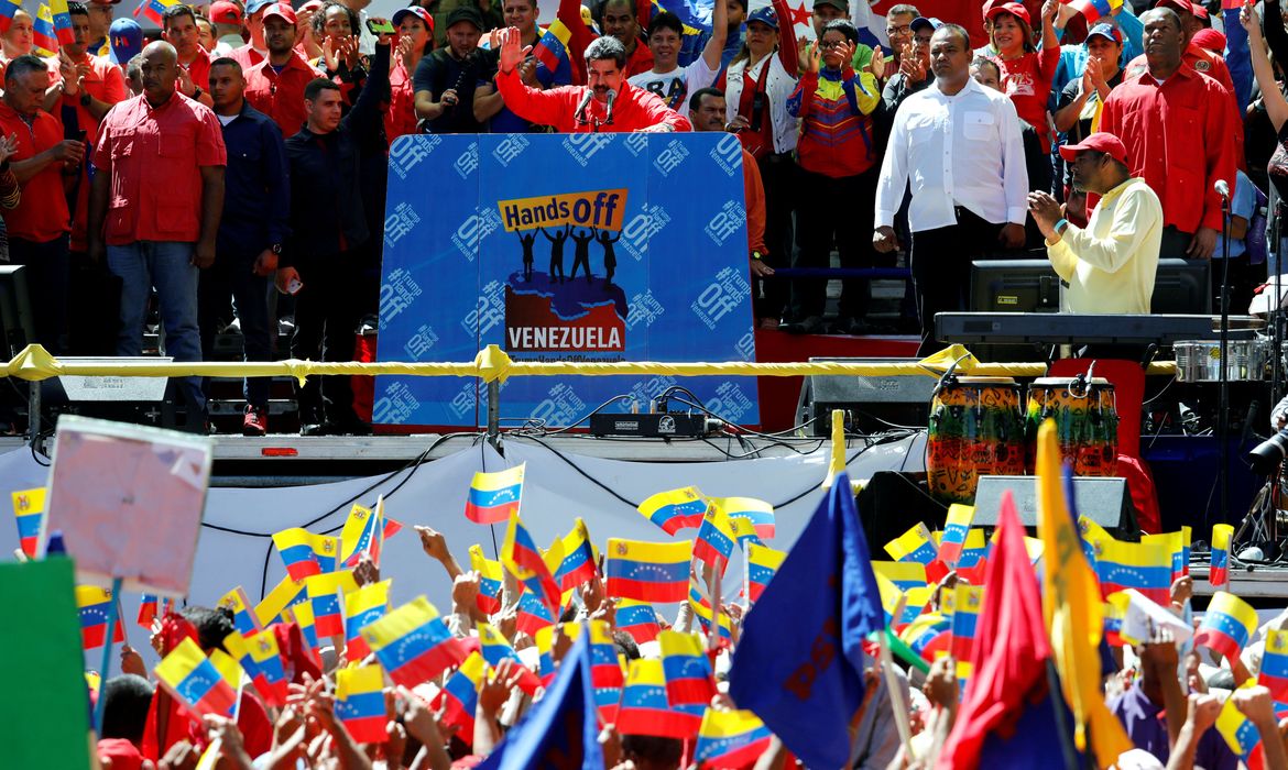 O presidente da Venezuela, Nicolas Maduro, cumprimenta os partidários durante uma manifestação em apoio ao governo em Caracas, na Venezuela