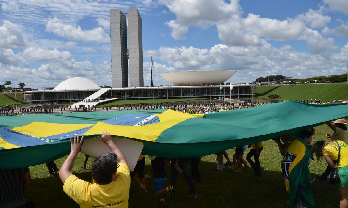 A população de Brasília protesta, pela segunda vez, contra a corrupção e contra o governo federal. Há manifestações em várias cidades do país (Valter Campanato/ Agência Brasil)