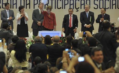 Presidenta Dilma Rousseff participa da cerimônia de lançamento da Política Nacional de Participação Social e da entrega da 5ª edição do Prêmio ODM Brasil (Antonio Cruz/Agência Brasil)