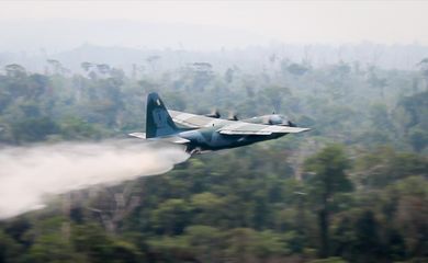 A Força Aérea Brasileira (FAB) emprega, a partir de hoje (24/08), duas aeronaves C-130 Hércules no combate aos focos de incêndio na Amazônia, partindo de Porto Velho (RO).
