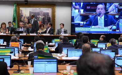 Brasília - A comissão especial da Câmara, que analisa o pedido de impeachment da presidenta Dilma Rousseff, discute o parecer do relator Jovair Arantes  (Valter Campanato/Agência Brasil)