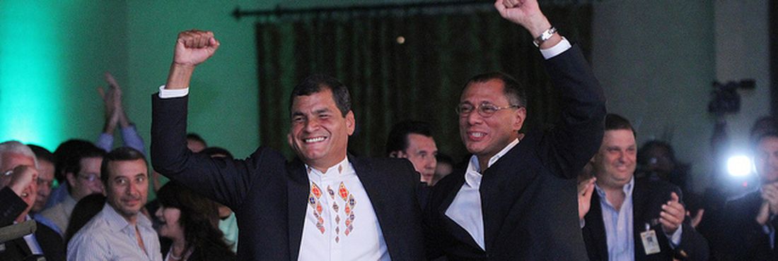 Rafael Correa comemora pesquisa que aponta sua vitória no primeiro turno das eleições para presidência do Equador