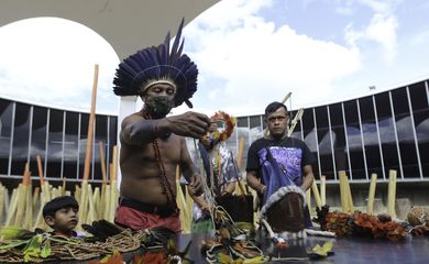 Indígenas da etnia Guajajara, durante a entrega de objetos indígenas doados ao Memorial dos Povos Indígenas, em Brasília, apreendidos pela polícia Federal na Operação Pindorama