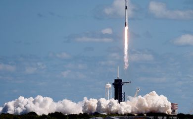 Foguete da SpaceX decola com próxima tripulação da Nasa para a estação espacial