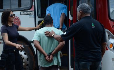 Brasília - O último grupo de adolescentes que cumprem medida de internação no antigo Caje, são levados para as novas unidades de internação (Marcelo Camargo/Agência Brasil)