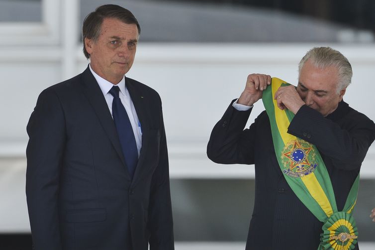 O presidente Jair Bolsonaro recebe a Faixa Presidencial de Michel Temer, no Palácio do Planalto.