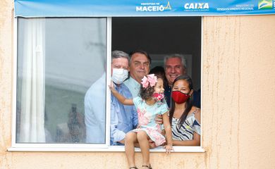  Presidente da República Jair Bolsonaro, visita unidade habitacional e posa para fotografia com família beneficiada. 
