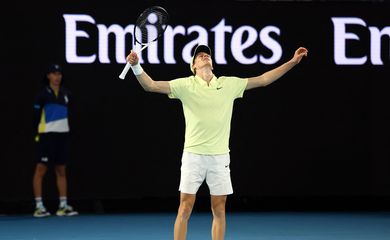 Tennis - Australian Open - Melbourne Park, Melbourne, Australia - January 26, 2025 Italy's Jannik Sinner celebrates winning the final against Germany's Alexander Zverev Reuters/Edgar Su/Proibida reprodução