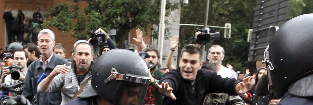 Manifestante é agredido por policial durante protesto na Espanha
