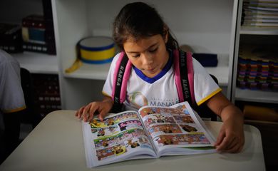 Problemas como a evasão escolar de crianças ribeirinhas diminuíram depois da chegada da lancha à comunidade São Francisco do Mainã  (Tomaz Silva/Agência Brasil)