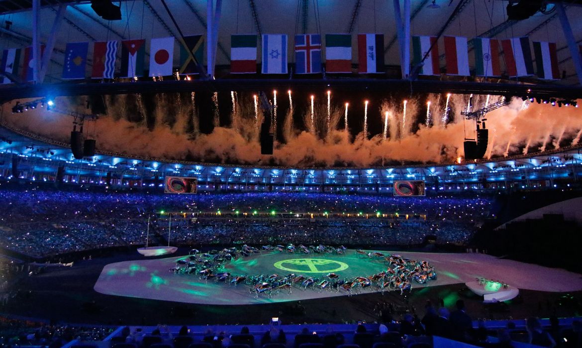 Rio de Janeiro -  Público se encanta com a cerimônia de abertura dos Jogos Olímpicos Rio 2016 no Estádio do Maracanã ( Fernando Frazão/Agência Brasil)