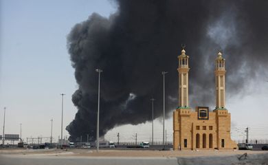 Incêndio em tanque de combustível na Arábia Saudita após ataque de houthis