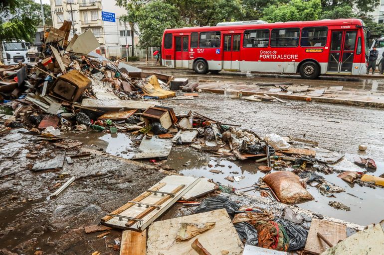 Porto Alegre (RS), 24/05/2024 – CHUVAS/ RS - LIXO - Após fortes chuvas, funcionários do departamento municipal de limpeza urbana (DMLU), fazem a retirada de lixo acumulado nas ruas de Porto Alegre. 
Foto: Rafa Neddermeyer/Agência Brasil