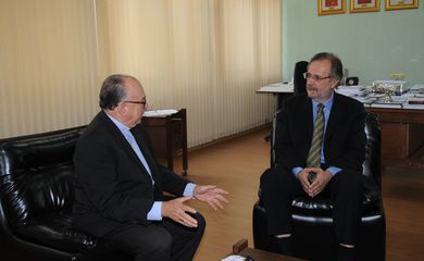 O presidente da CNBB, dom Raimundo Damasceno, e o ministro da Secretaria-Geral da Presidência, Miguel Rossetto, durante reunião sobre a realização de plebiscito para a reforma política (Elza Fiúza/Agência Brasil)