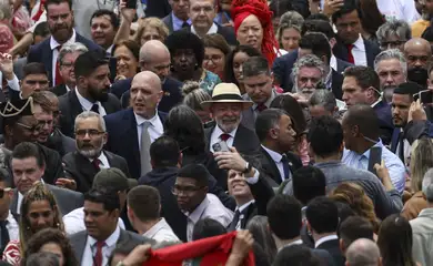 Brasília (DF), 08/01/2025 - O presidente Luiz Inácio Lula da Silva participa de eventos em referência aos episódios antidemocráticos ocorridos em 8 de janeiro de 2023: a reintegração das obras de arte destruídas nos ataques antidemocráticos, a reincorporação ao acervo do palácio o relógio do Século XVII e uma ânfora - tidos como símbolos da dificuldade e delicadeza nos trabalhos de restauração; e o descerramento do painel As Mulatas, que foi vandalizado no mesmo ataque, recuperado e, agora devolvido ao seu local original, o 3º andar do Palácio do Planalto. Foto: Marcelo Camargo/Agência Brasil