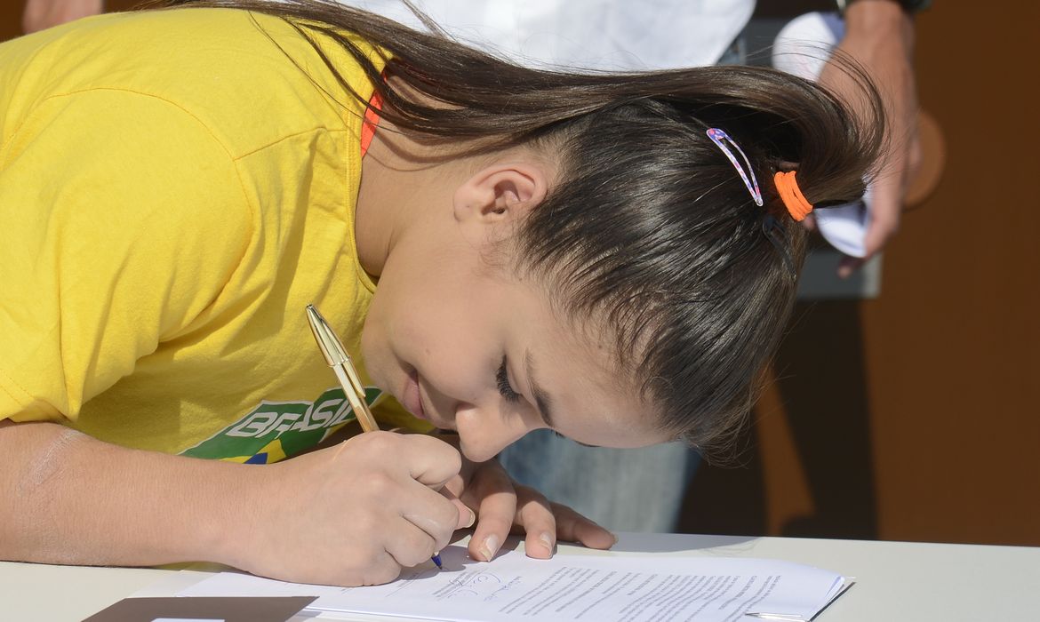 Estudante brasileira preenchendo formulário de inscrição, representando candidatura ao programa Bolsa Atleta 2026.