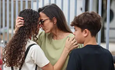 Brasília (DF) 10/11/2024 – Uma mãe acaricia sua filha antes dos portões fecharem.
Segundo dia do Enem: candidatos respondem a 90 questões até 18h30
Candidatos chegaram cedo para evitar surpresas antes da prova
Foto: Jose Cruz/Agência Brasil
