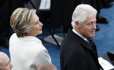 Bill Clinton e Hillary Clinton durante posse de Trump
 20/1/2017     REUTERS/Brian Snyder