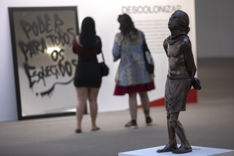 Brasilia 07/02/2023 - Conjunto de obras de 104 artistas com mais de 200 pecas em exposica denominadas de “Descolonizar”, na “Exposicao Brasil futuro - As formas da democracia”, no museu da Republica.