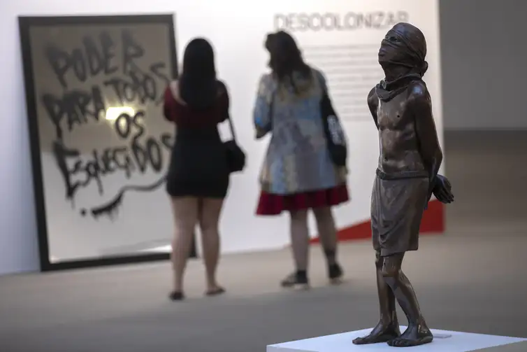 Brasília 07/02/2023 - Conjunto de obras de 104 artistas com mais de 200 peças em exposição denominada Descolonizar, na “Exposição Brasil futuro - As formas da democracia, no Museu da República.