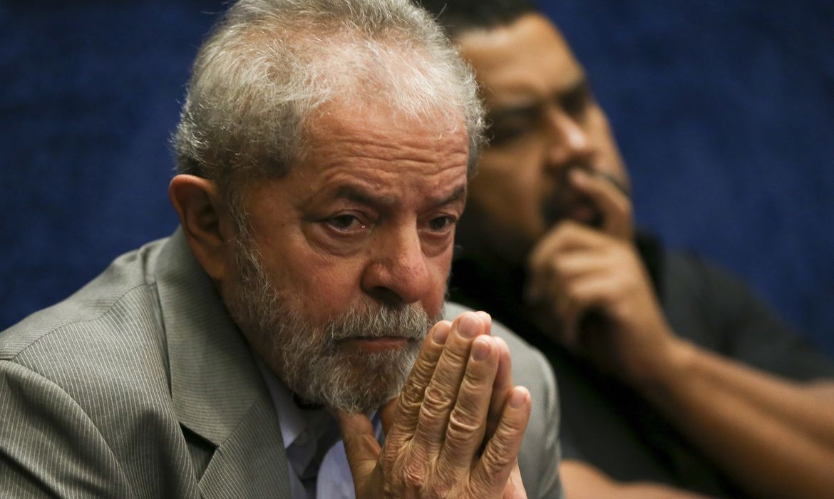 Brasília - O ex-presidente Luiz Inácio Lula da Silva assiste a presidenta afastada Dilma Rousseff fazer sua defesa durante sessão de julgamento do impeachment no Senado (Marcelo Camargo/Agência Brasil)