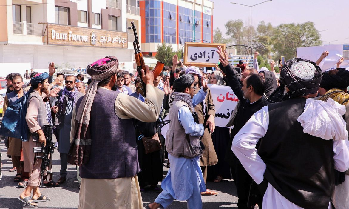 Forças do Taliban tentam parar os manifestantes perto da embaixada do Paquistão em Cabul, Afeganistão
