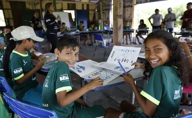 Bragança (PA), 13/06/2025 – Crianças da Vila dos Pescadores de Ajuruteua participam da Alfamangue, atividade de alfabetização baseada na temática do manguezal do Projeto Mangues da Amazônia, na área da Reserva Extrativista Marinha de Caeté-Taperaçu. Foto: Fernando Frazão/Agência Brasil
